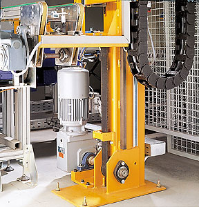 Pogon dvigalne naprave avtomatiziranega procesa transporta kosovnega blaga